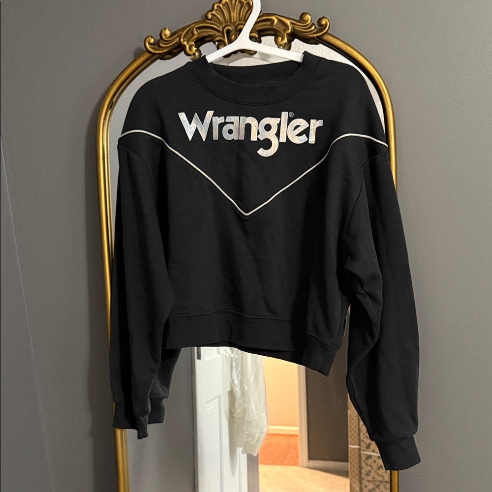 Wrangler Women's Black and White Sweatshirt
